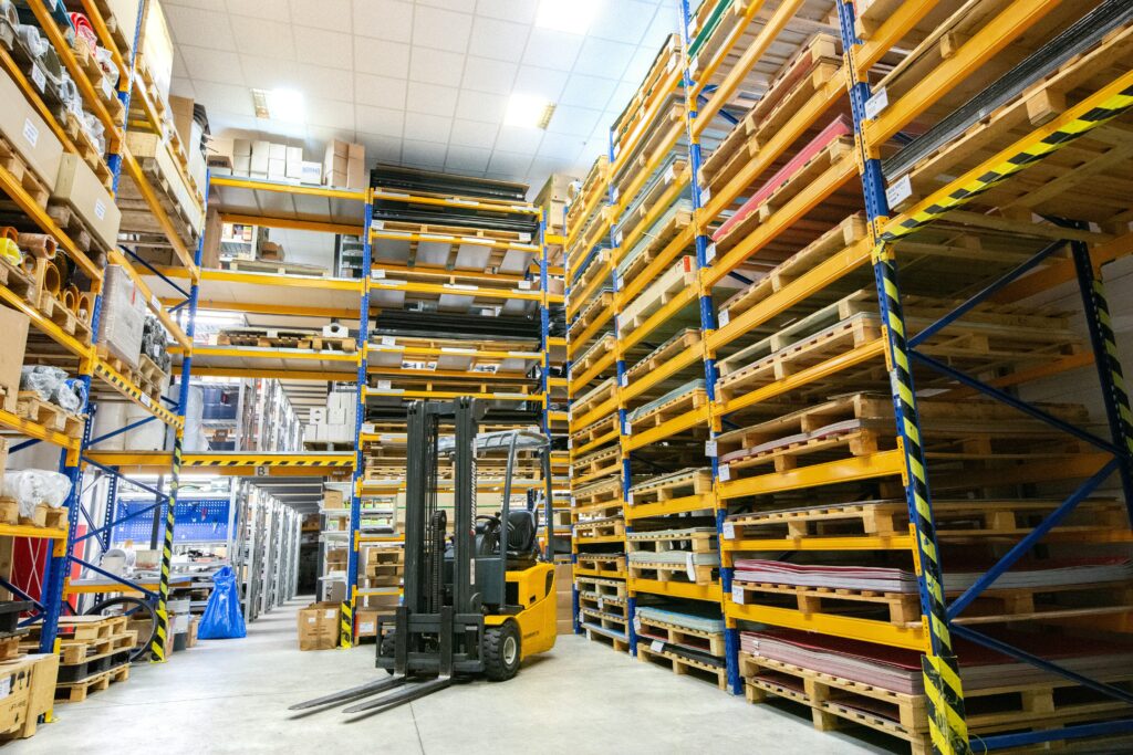 Dueño de empresa industrial evaluando opciones para vender su negocio en México o Chile